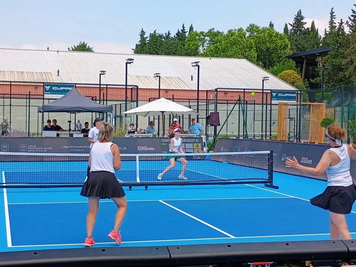 Joueuses sur le court extérieur principal des Championnats de France de pickleball 2026