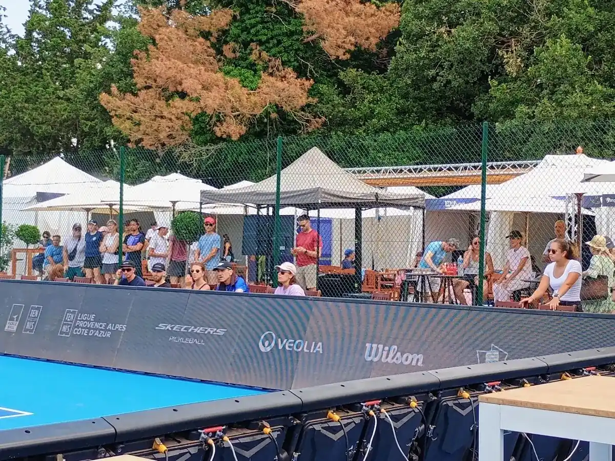 Public derrière la balustrade du court principal aux Championnats de France de pickleball 2026