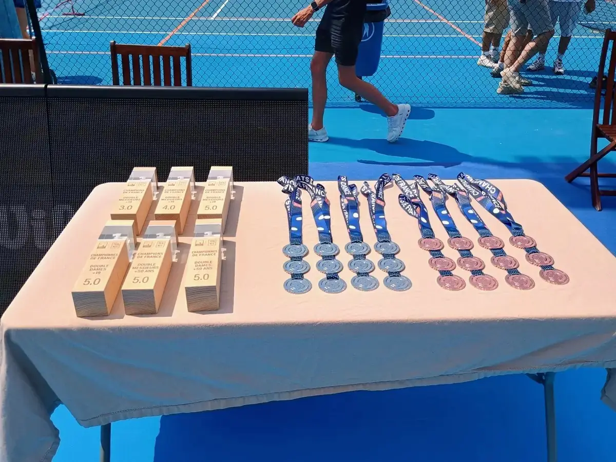Médailles et récompenses alignées sur une table aux Championnats de France de pickleball 2026