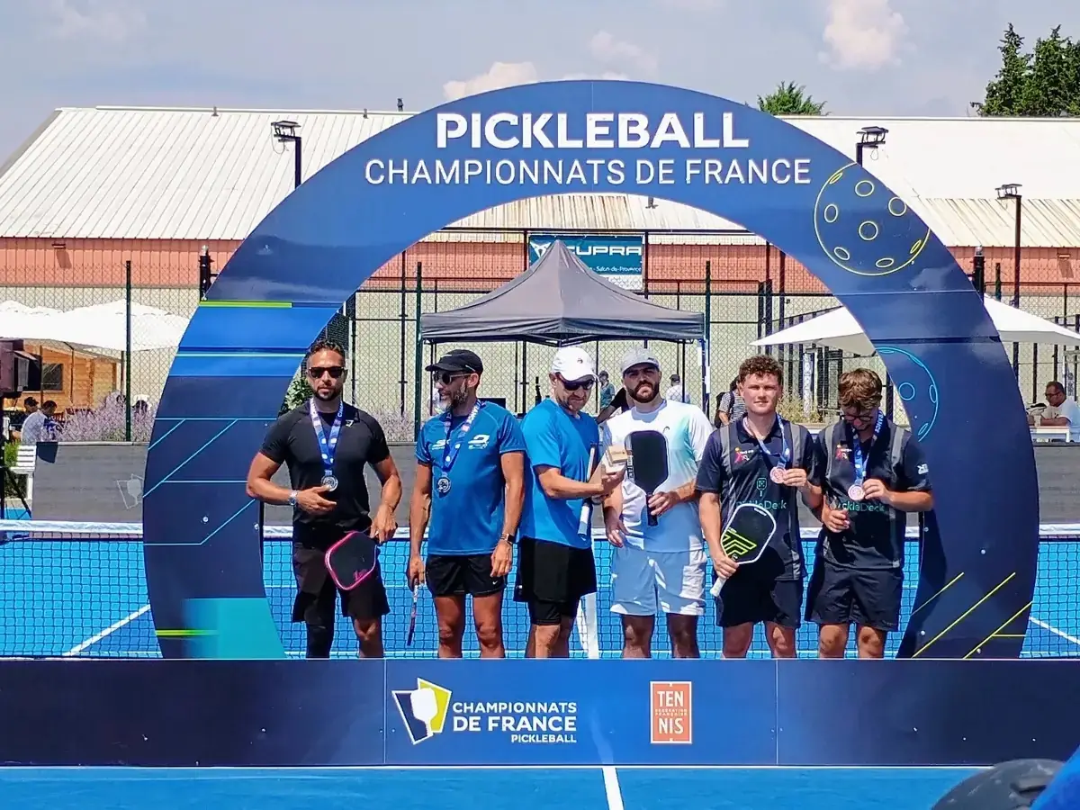 Jeunes joueurs sous l’arche officielle des Championnats de France de pickleball 2026