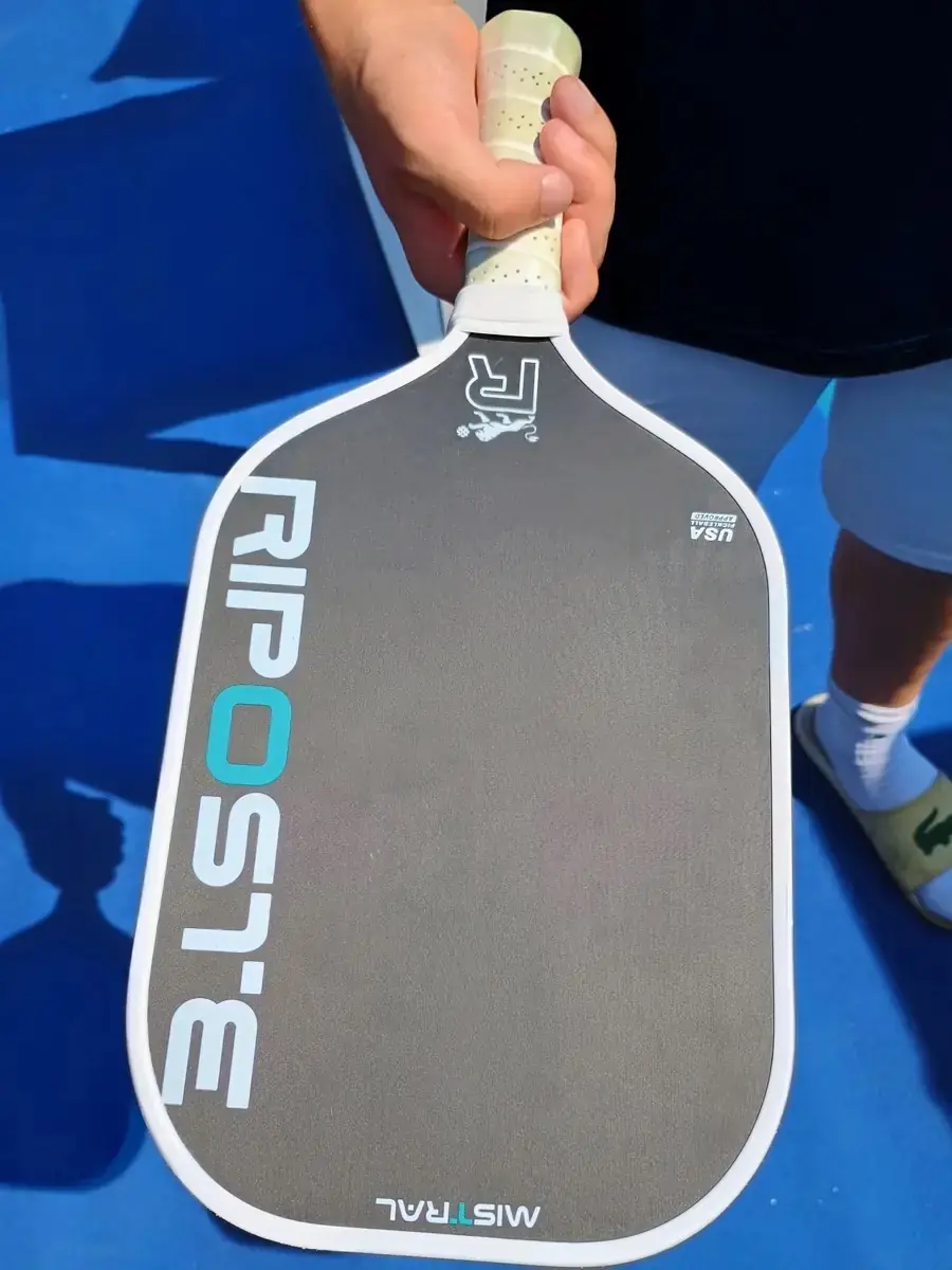 Groupe mixte sous l’arche officielle des Championnats de France de pickleball 2026