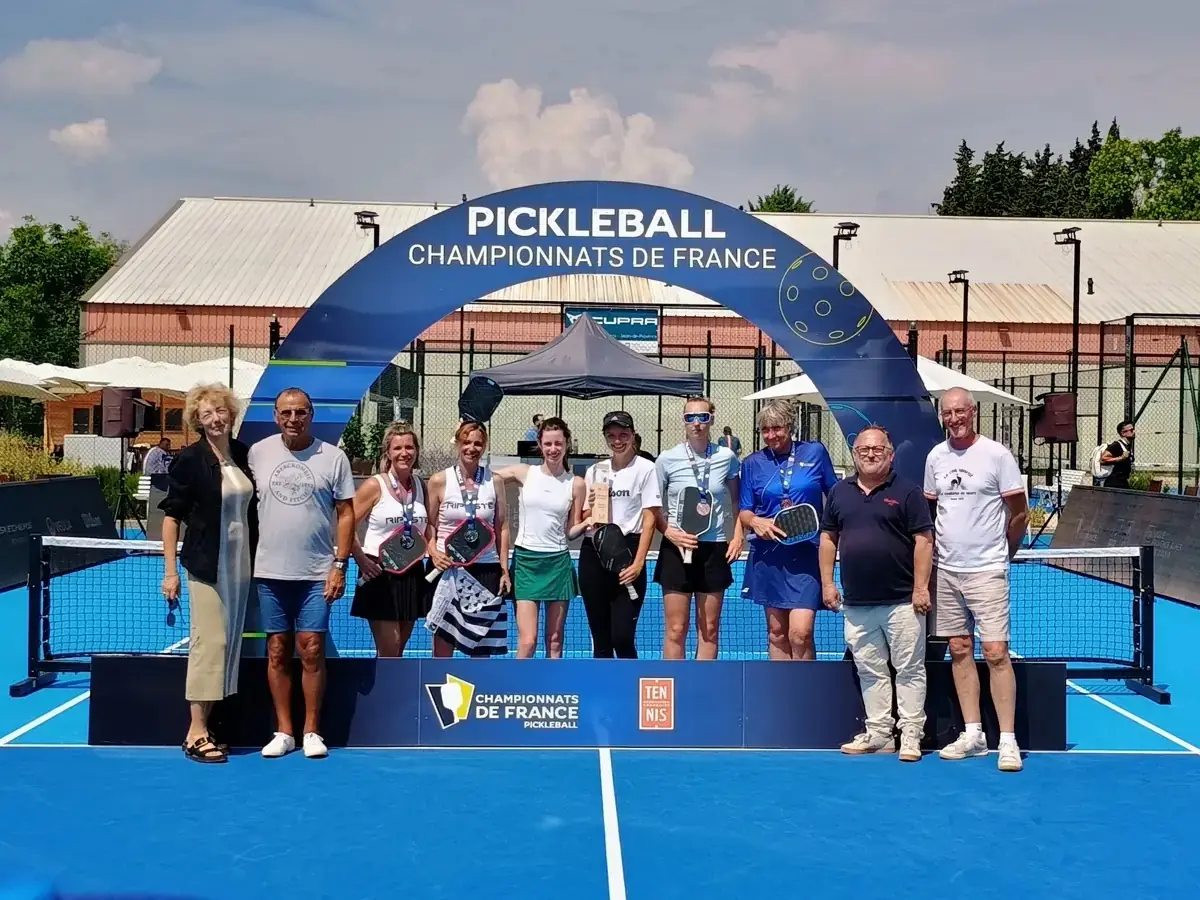 Grand groupe sous l’arche officielle des Championnats de France de pickleball 2026