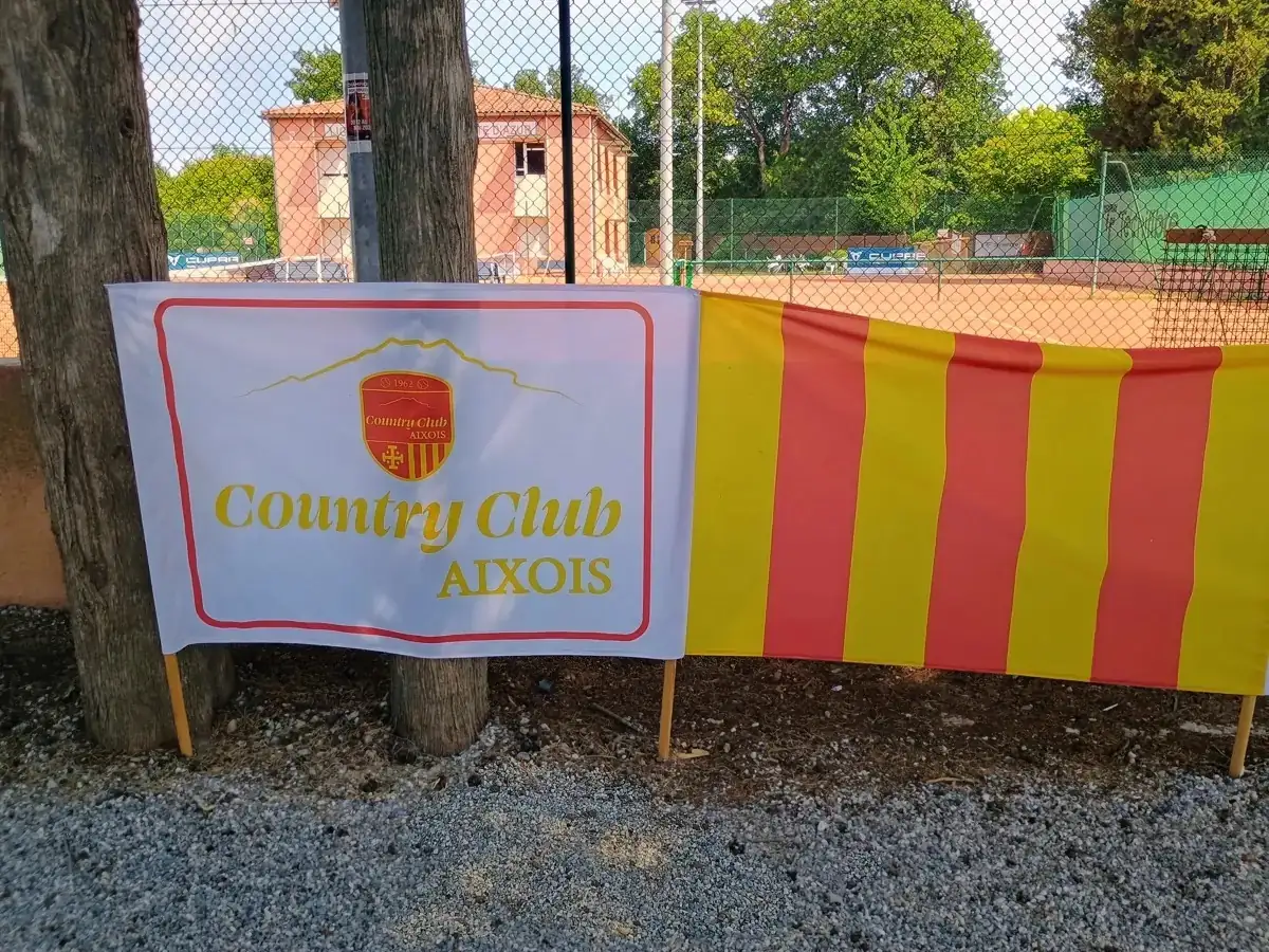 Panneau du Country Club Aixois accroché à une barrière près des terrains des Championnats de France de pickleball 2026