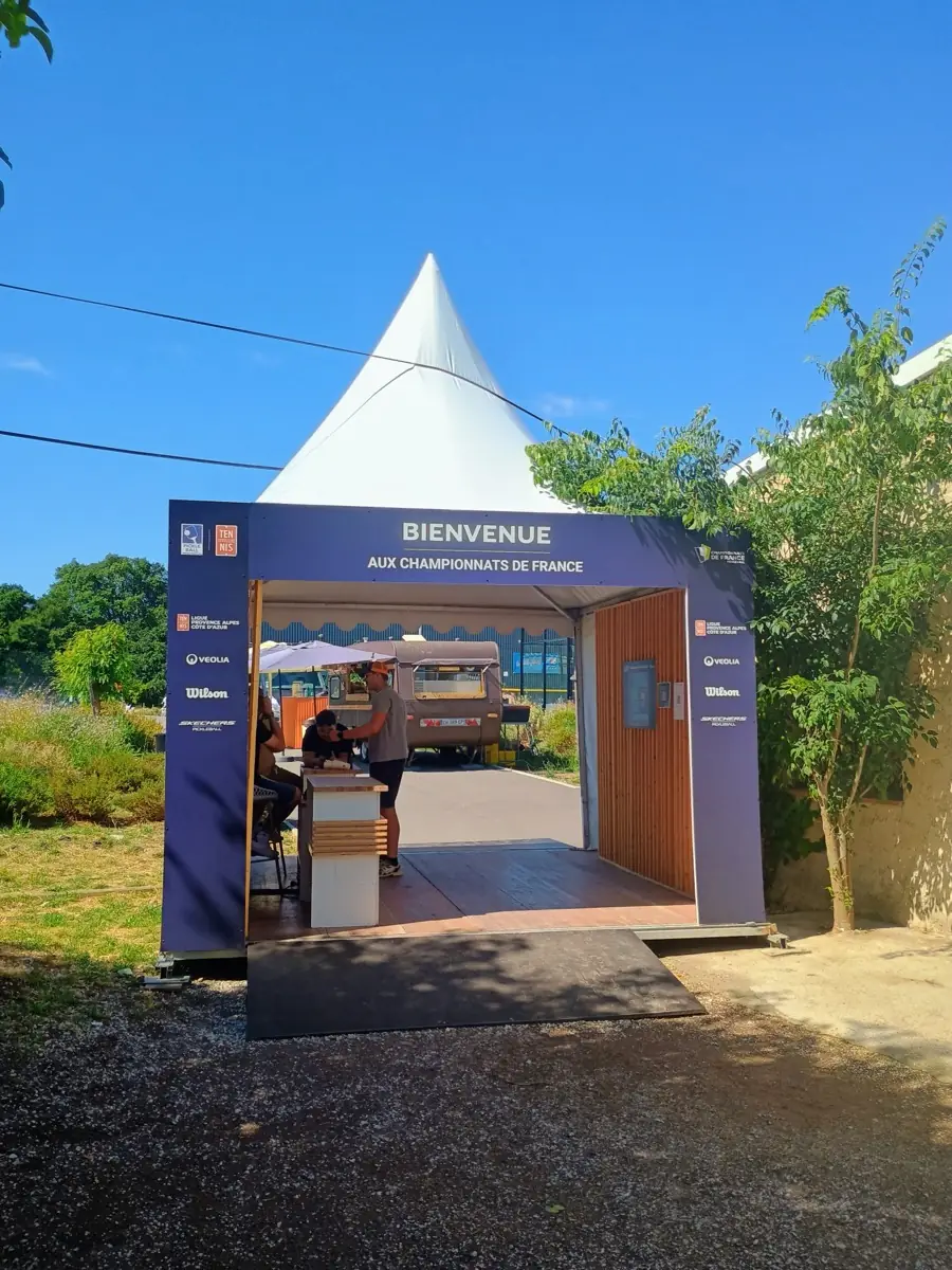 Arche d'entrée des Championnats de France de pickleball 2026 à Aix-en-Provence lors de la troisième journée