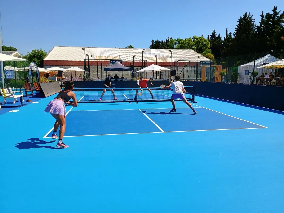 Échange en simple sur un terrain bleu des Championnats de France de pickleball 2026 à Aix-en-Provence
