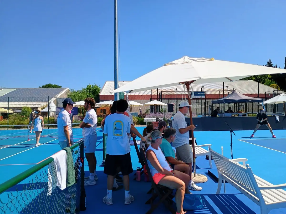 Public assis au bord d'un terrain extérieur pendant la troisième journée des Championnats de France de pickleball 2026