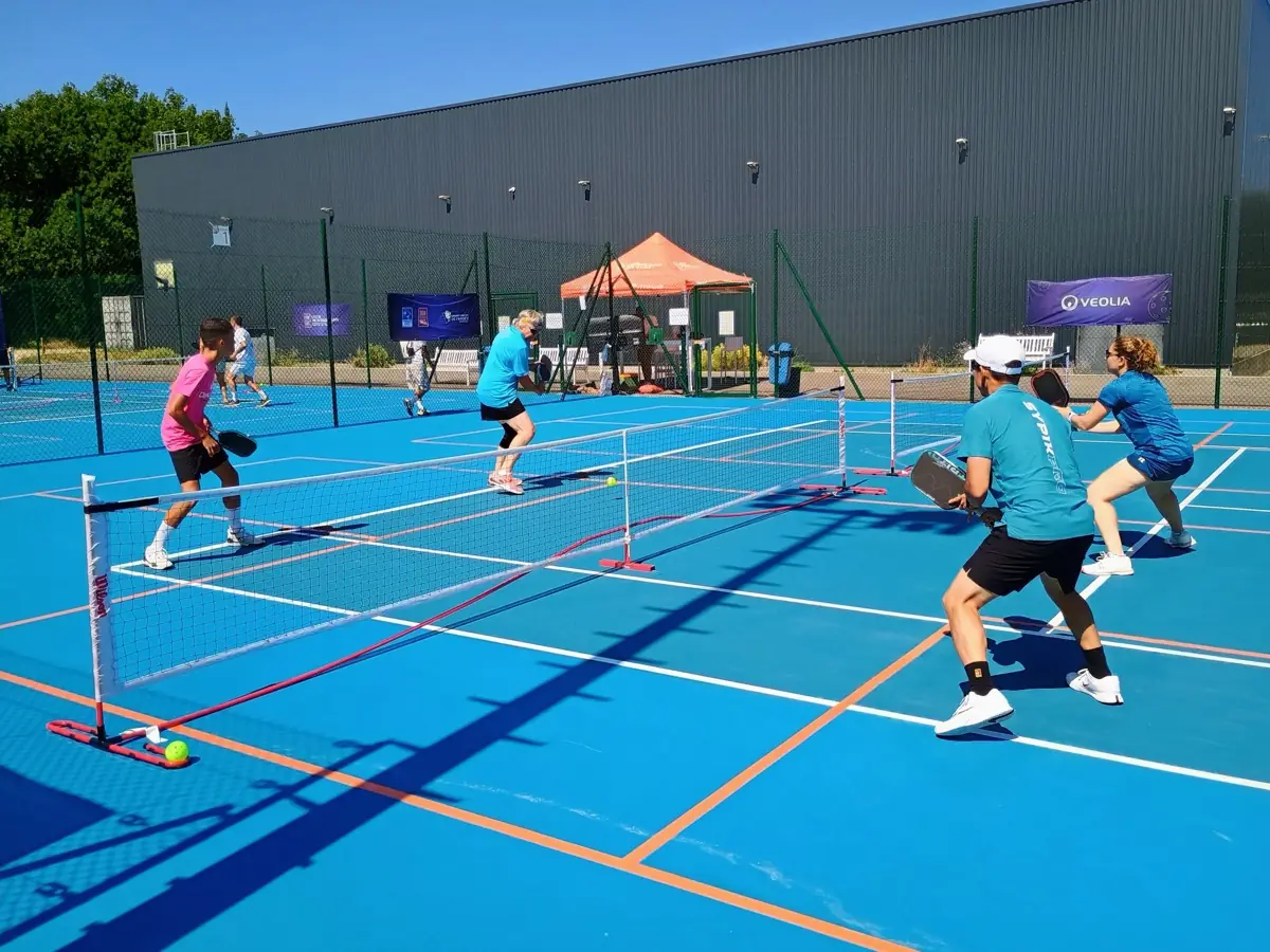 Point en double sur les terrains extérieurs des Championnats de France de pickleball 2026