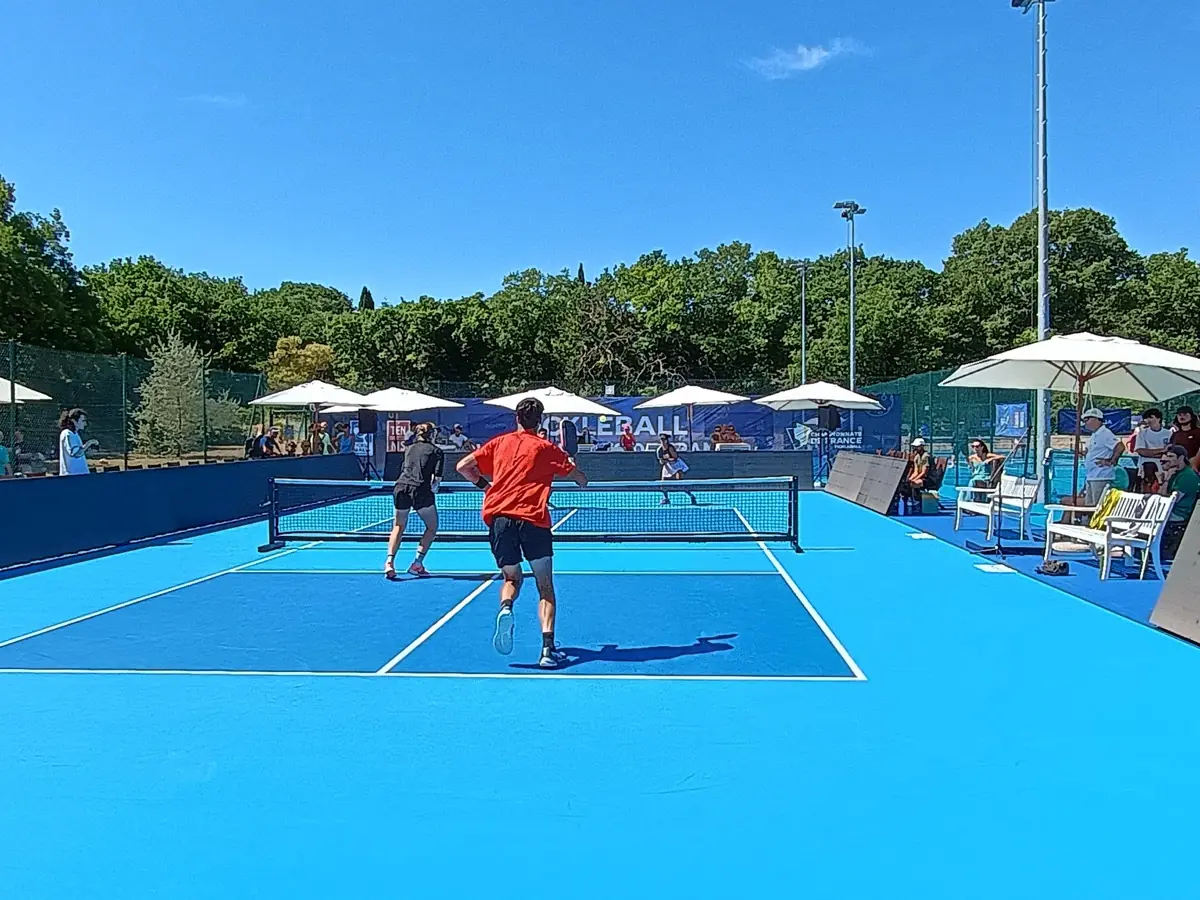 Échange de fond de court sur un terrain extérieur des Championnats de France de pickleball 2026