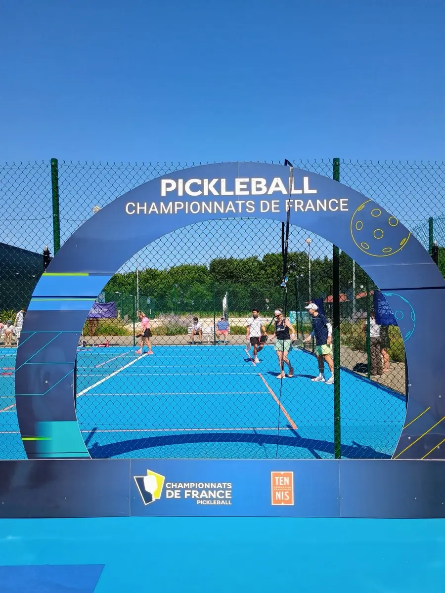 Arche officielle Pickleball Championnats de France installée près des terrains extérieurs