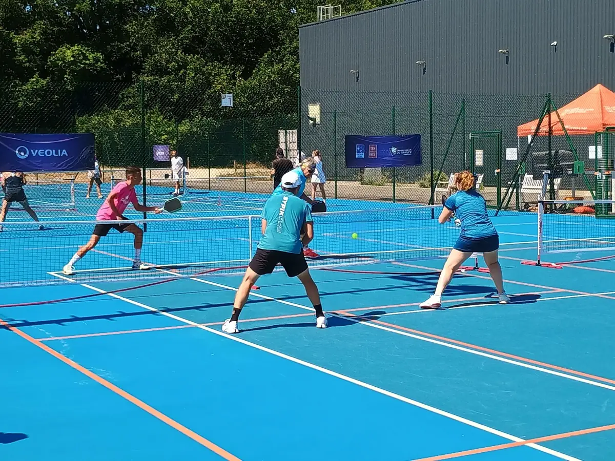 Échange en double messieurs sur les terrains extérieurs des Championnats de France de pickleball 2026