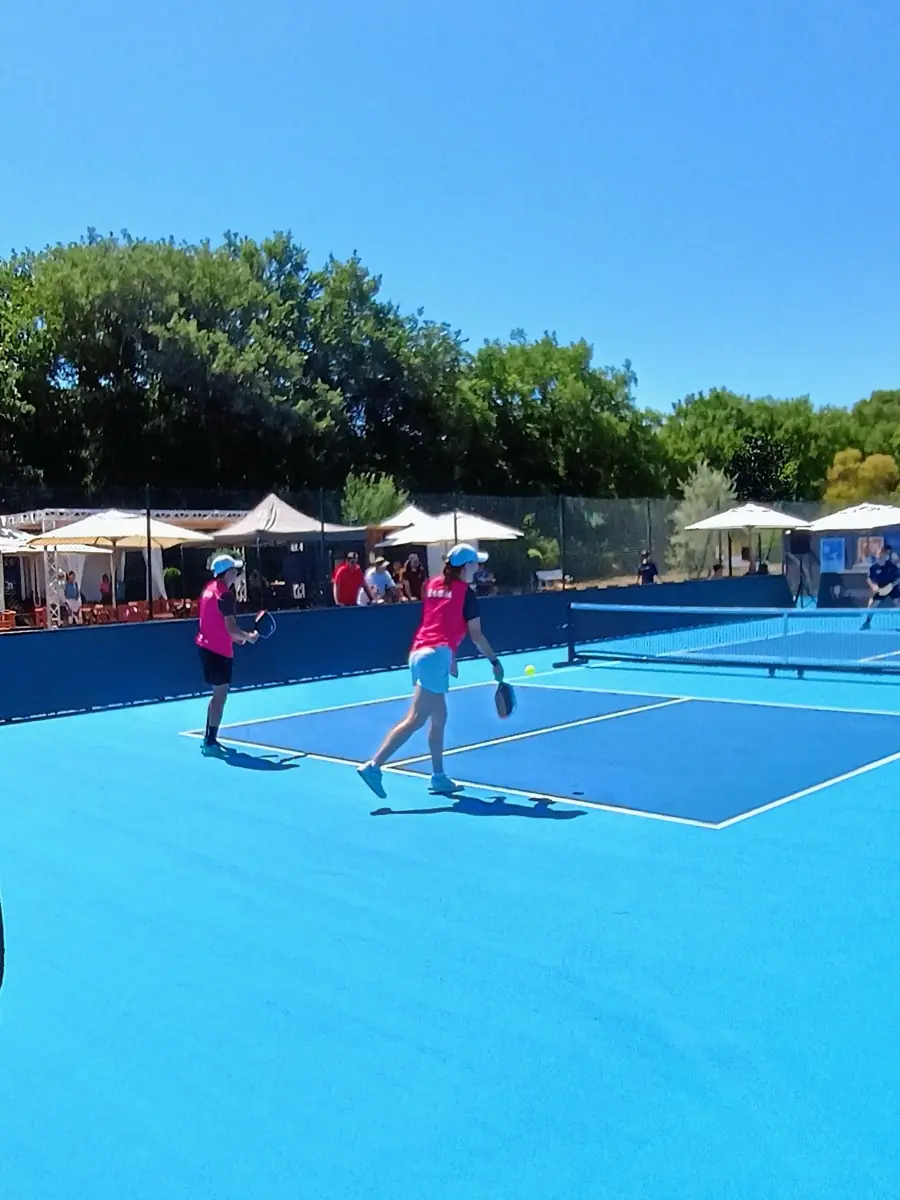 Rallye sur un terrain extérieur vu de côté pendant la troisième journée des Championnats de France de pickleball 2026
