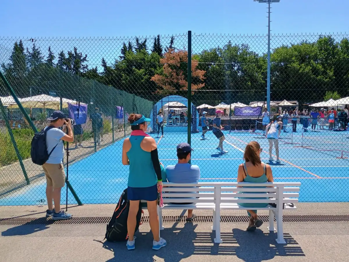 Spectateurs assis face aux terrains extérieurs pendant la troisième journée des Championnats de France de pickleball 2026