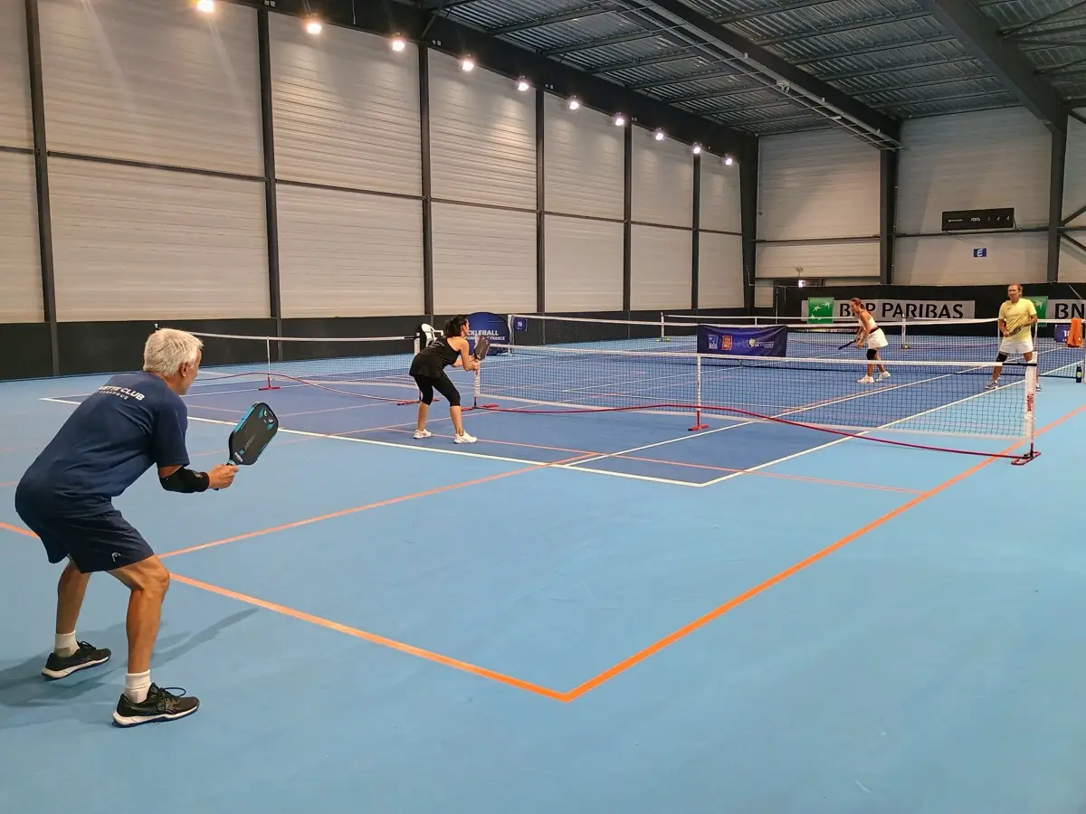 Point en double sur les courts intérieurs des Championnats de France de pickleball 2026