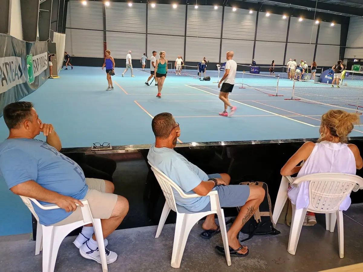Spectateurs assis au bord d'un terrain intérieur pendant la troisième journée des Championnats de France de pickleball 2026