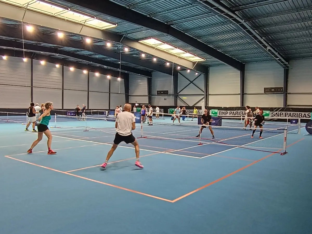Vue d'ensemble des courts intérieurs en activité aux Championnats de France de pickleball 2026