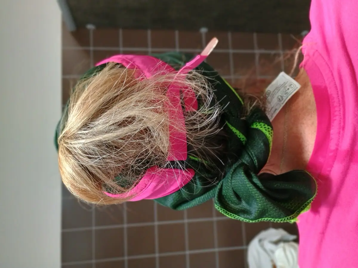 Vue de dos d'une participante coiffée d'une visière rose pendant la troisième journée des Championnats de France de pickleball 2026