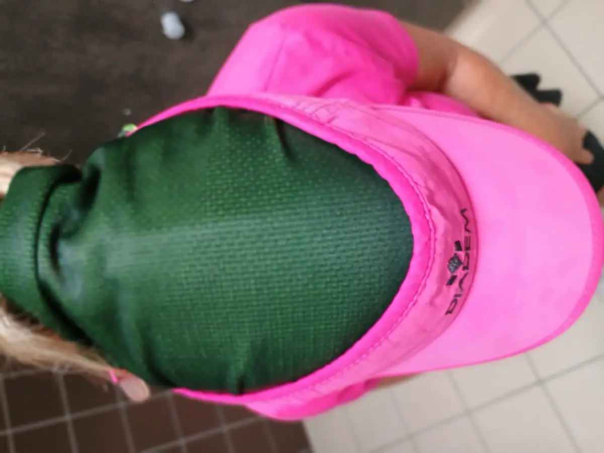 Casquette rose Bonjour Pickleball portée dans les tribunes pendant les Championnats de France de pickleball 2026