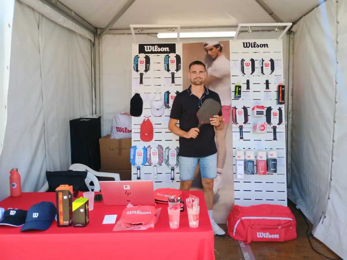 Exposant dans un stand rouge pendant la troisième journée des Championnats de France de pickleball 2026