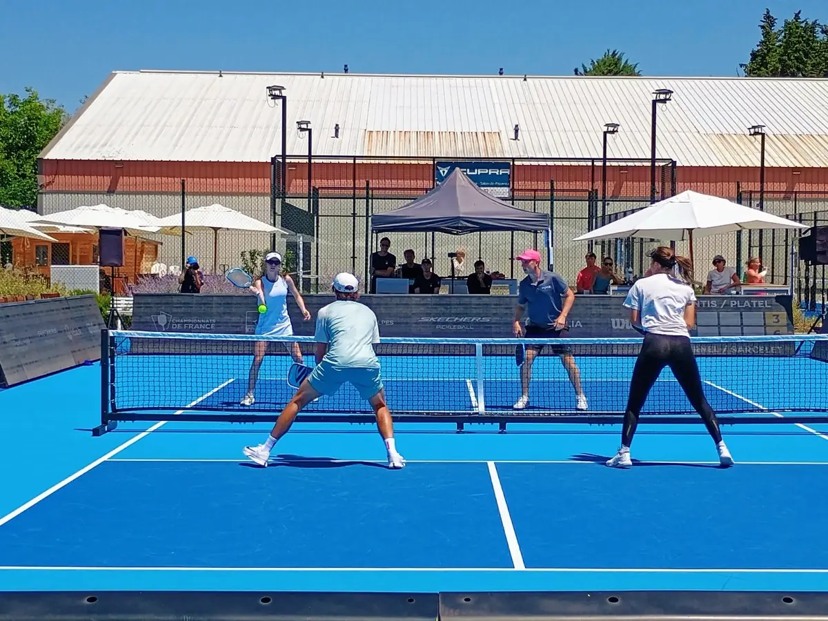 Point en double avec retour croisé sur les terrains extérieurs des Championnats de France de pickleball 2026