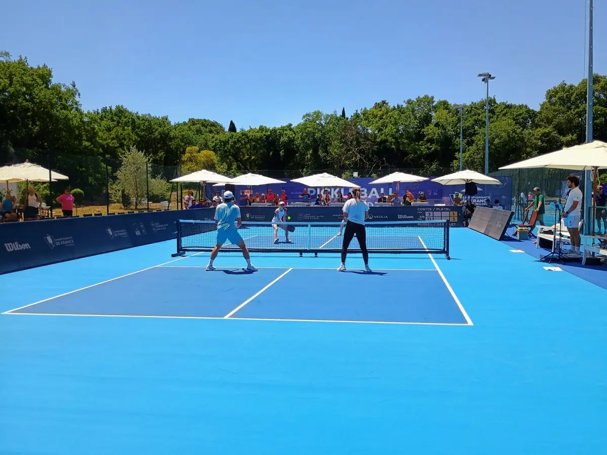 Vue large d'un terrain extérieur en activité sous le soleil d'Aix-en-Provence