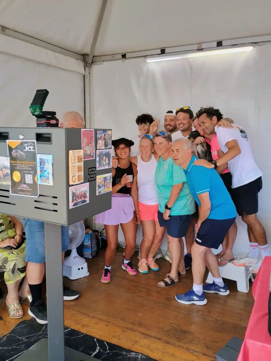 Groupe réuni dans l’espace boutique pendant la troisième journée des Championnats de France de pickleball 2026