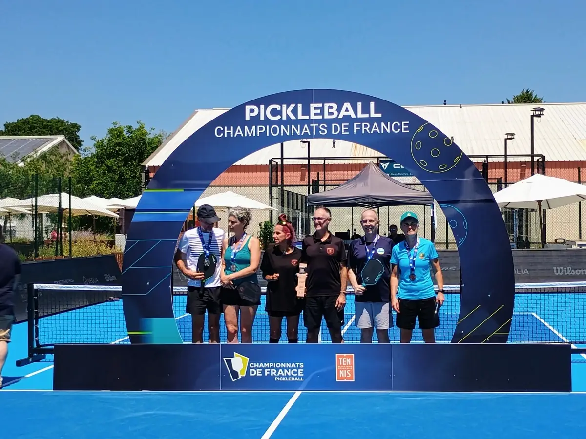 Groupe réuni sous l'arche Pickleball Championnats de France pendant la troisième journée