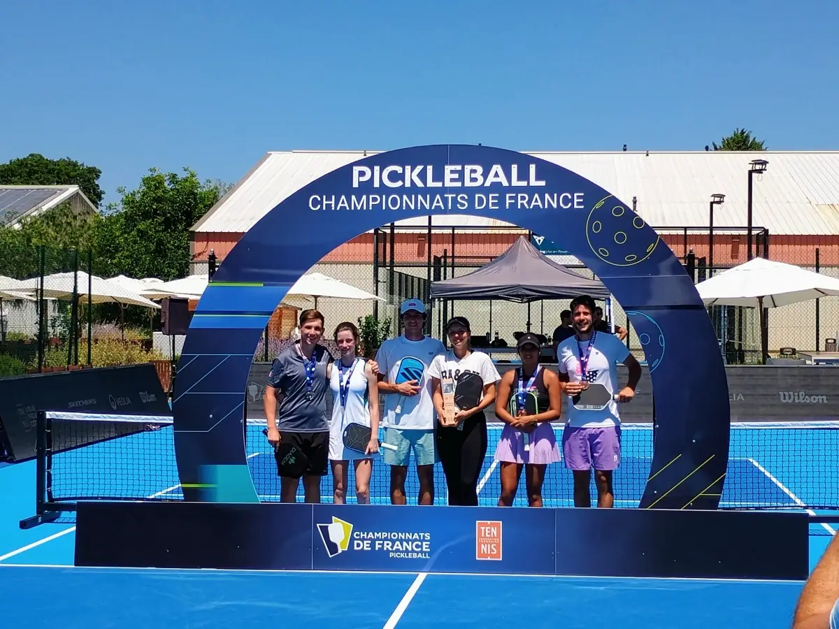 Nouveau groupe posé sous l'arche Pickleball Championnats de France à Aix-en-Provence