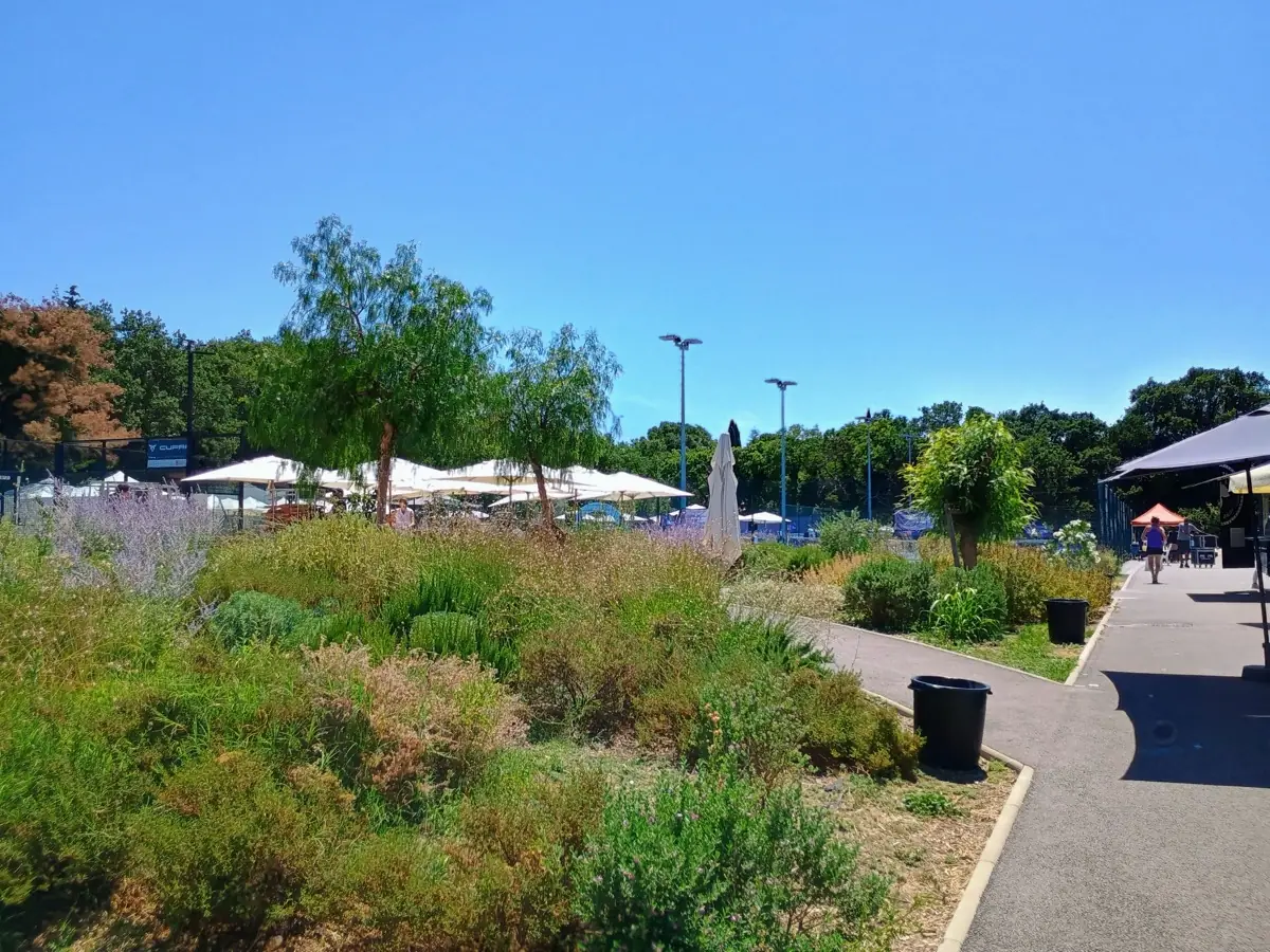 Chemin paysager autour du site des Championnats de France de pickleball 2026 à Aix-en-Provence