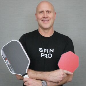 Portrait de Kurt Douty, responsable pickleball et entraîneur de tennis de table