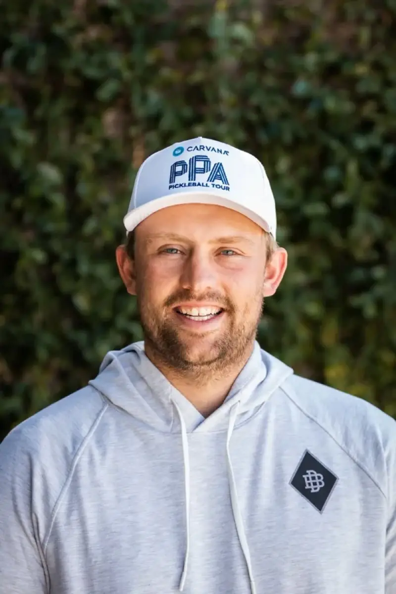 Connor Pardoe en portrait lors d’un événement professionnel de pickleball.