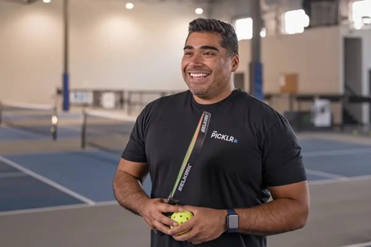 Jorge Barragan en portrait dans le contexte de The Picklr et du pickleball.