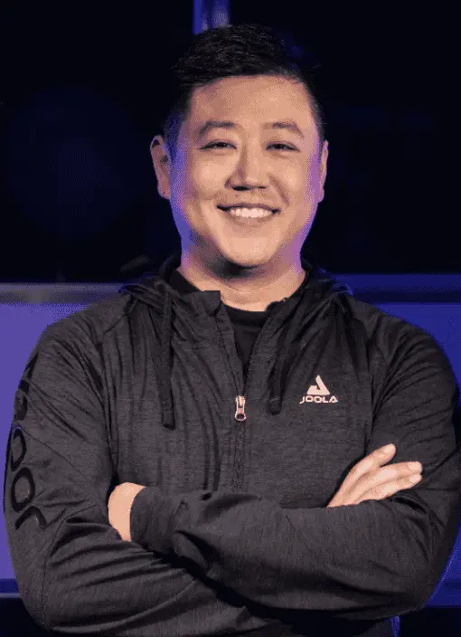 Richard Lee en portrait dans le contexte de JOOLA et du pickleball.