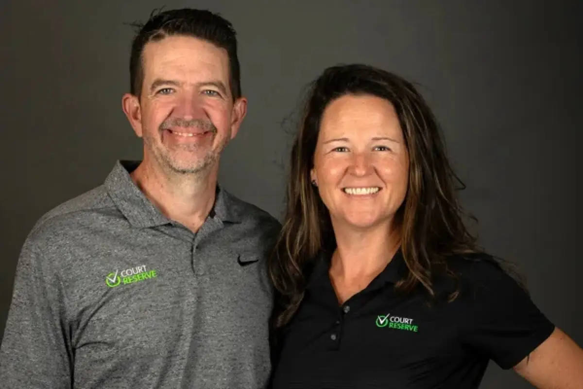 Tim et Ashley Owens en photo dans le contexte de CourtReserve et du pickleball.